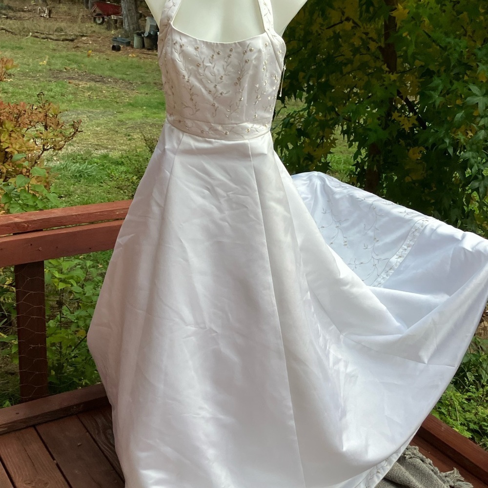 Halter style floral hand beaded wedding dress NWT Moonlight size 10
